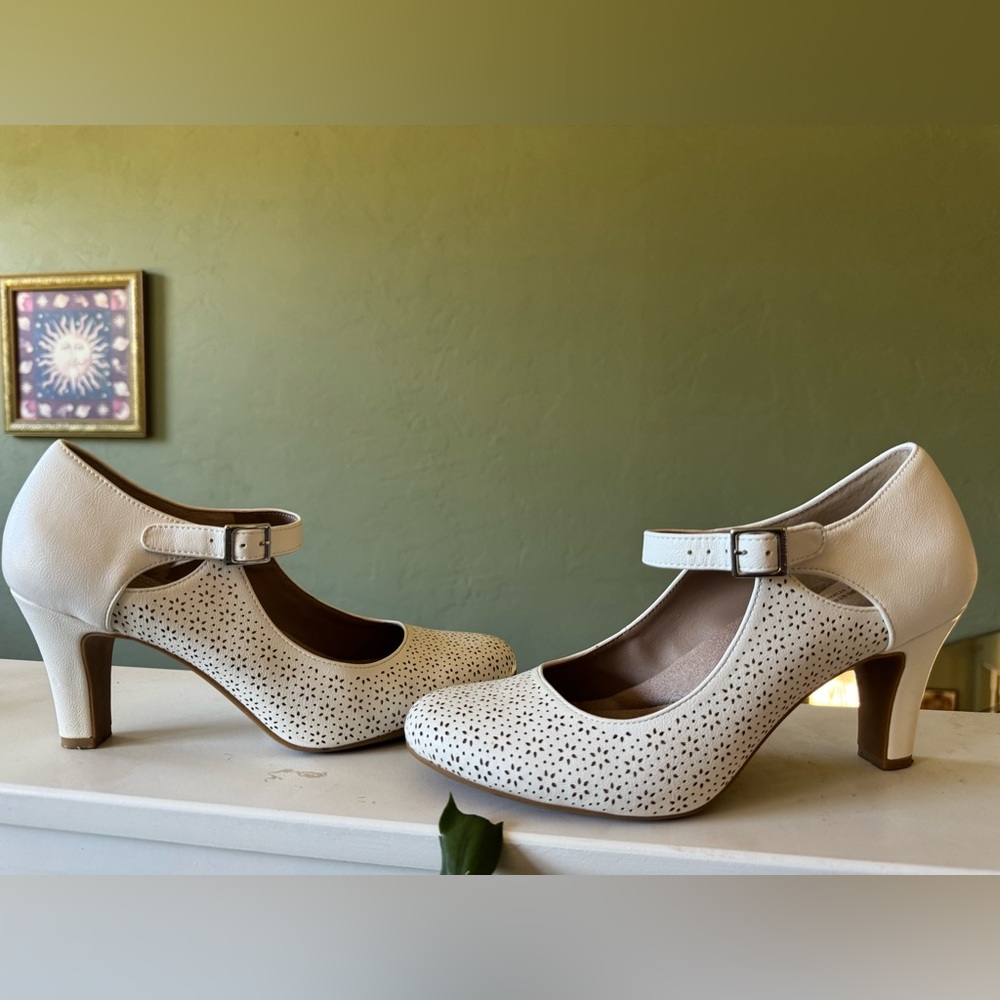 Giani Bernini White Mary Jane Heels